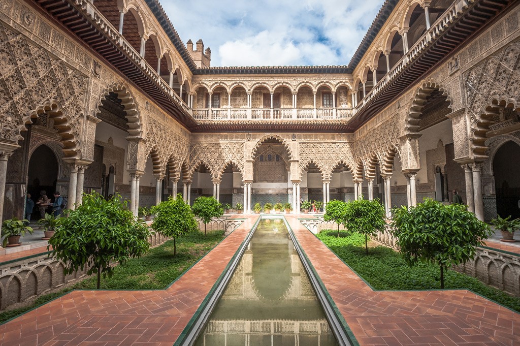 https://s3-eu-west-1.amazonaws.com/ott-blog/static/images/places-where-filmed-tv-series-game-of-thrones/patio-in-royal-alcazars-of-seville-spain.jpg